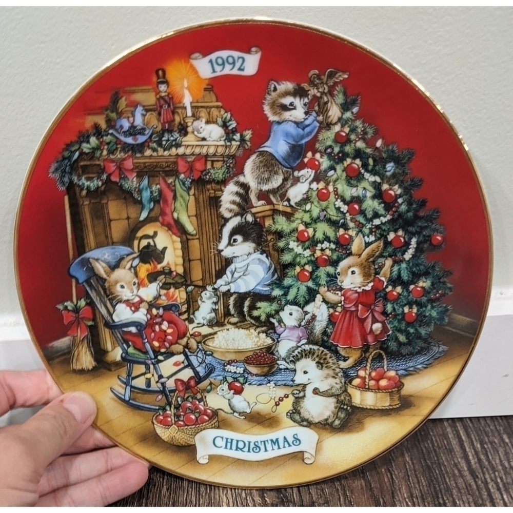 Avon 1992 Christmas Decorative Plate 22K Gold